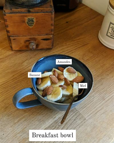Bol yaourt, banane, amandes et miel