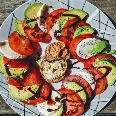 Trio tomate-mozza-avocat et tartines de houmous