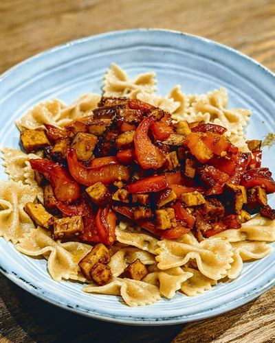 Farfalle complètes au poivron et tofu fumé