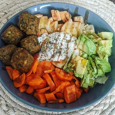 Bowl falafels petits pois-menthe et sauce yaourt citronnée