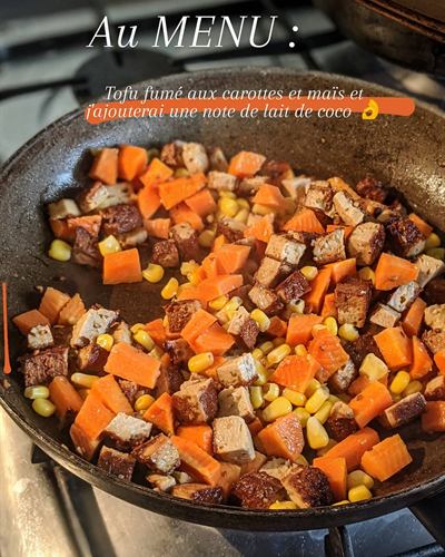 Tofu fumé aux carottes, maïs et lait de coco