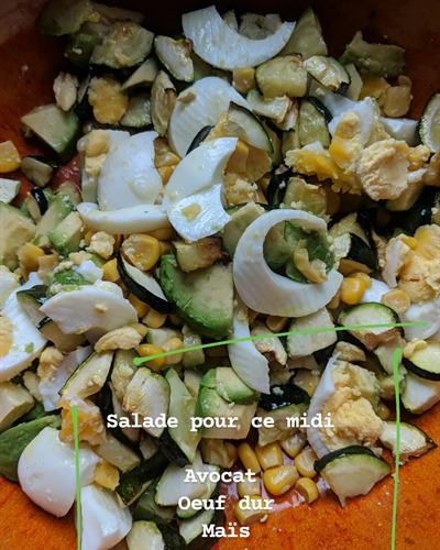 Salade avocat, œuf dur, maïs et courgette rôtie