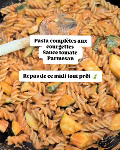 Pâtes complètes aux courgettes, sauce tomate et parmesan