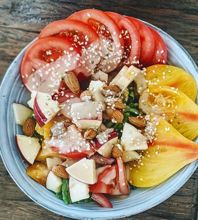 Salade tomates de couleurs, pomme et amandes