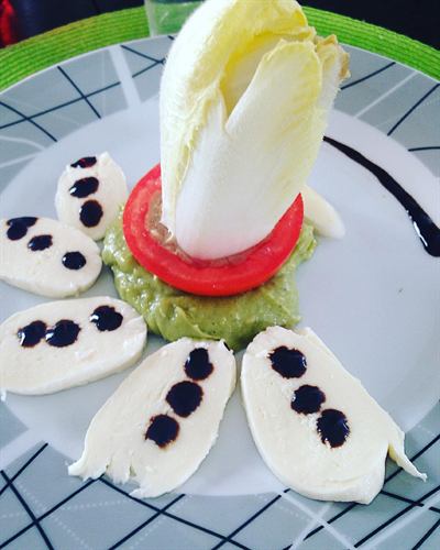 Endives et tomates au guacamole et mozzarella