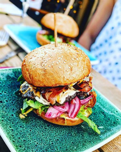 Burger aux oignons roses