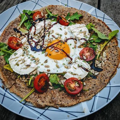 Galette bretonne revisitée, œuf, roquette et crème à la menthe