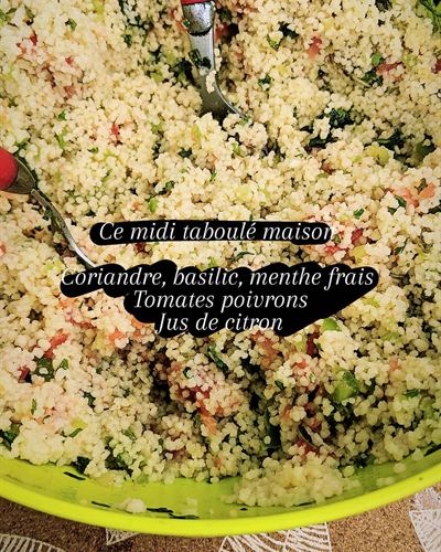Taboulé maison aux herbes fraîches, tomates et poivron