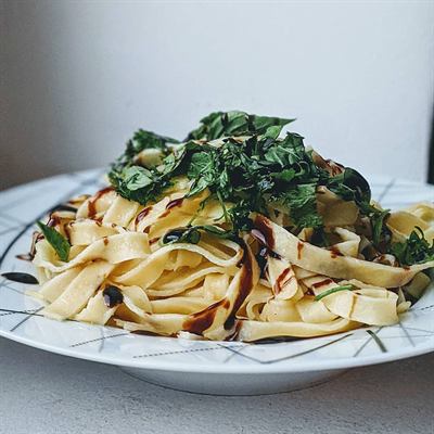 Tagliatelle au basilic, persil, huile d'olive et citron