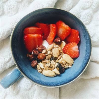 Fromage blanc, fraises fraîches et granola maison