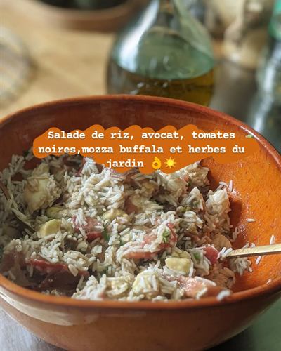 Salade de riz, avocat, tomates noires et mozzarella di bufala