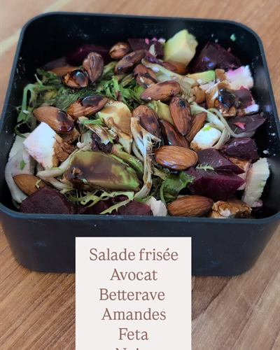 Salade frisée, avocat, betterave, feta et noix