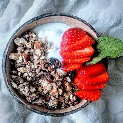 Bol fromage blanc, fraises, menthe fraîche et granola