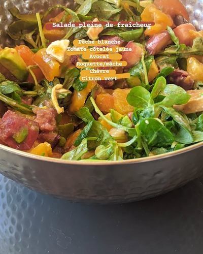 Salade pêche blanche, tomate jaune, avocat et chèvre