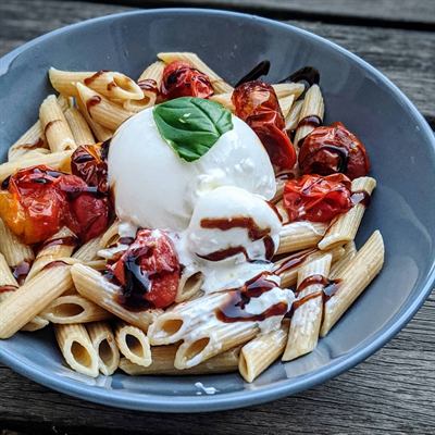 Penne aux tomates cerises cuites, burrata et basilic