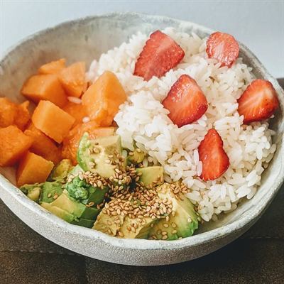 Salade de riz, fraises, melon et avocat