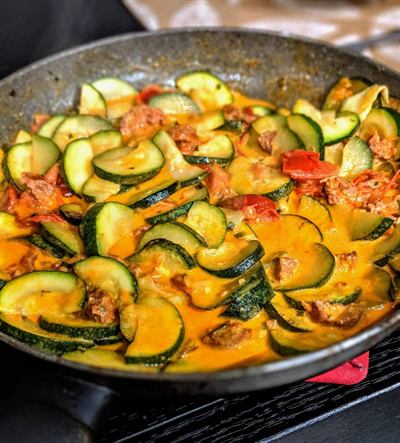 Poêlée de courgettes, tomates cerises et chorizo à la crème