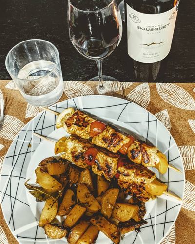 Brochettes de volaille citronnée et pommes de terre aux herbes
