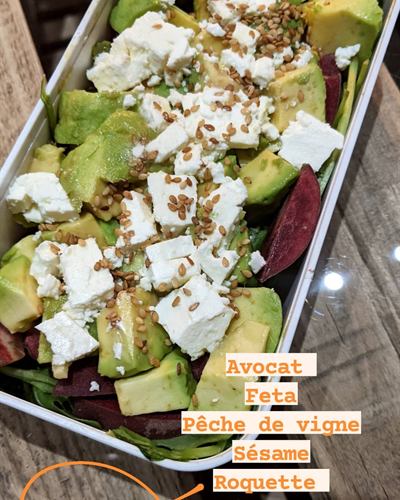 Salade avocat, feta, pêche de vigne et sésame