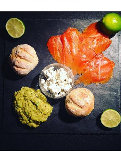 Ardoise de truite fumée, guacamole maison et fromage frais