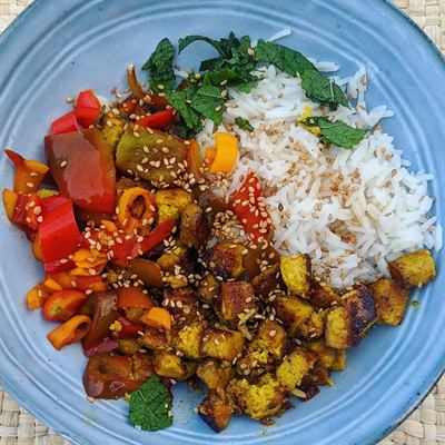 Bowl végétalien riz, tofu curry-mangue et poivrons