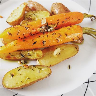 Pommes de terre et carottes rôties au thym