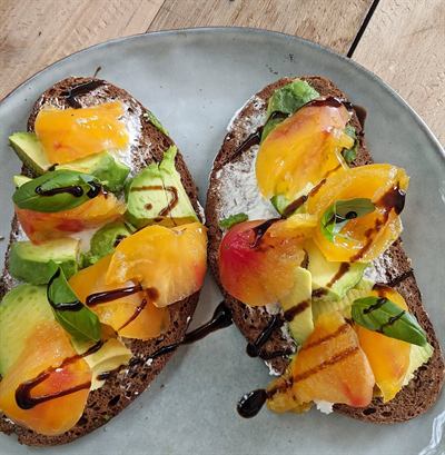 Tartine estivale chèvre frais, tomate jaune et avocat