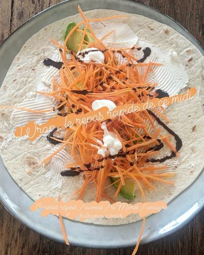 Wrap carottes râpées, avocat et fromage frais au balsamique