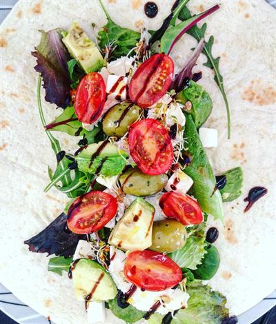 Wrap maison olives, avocat, chèvre et pousses de lentilles