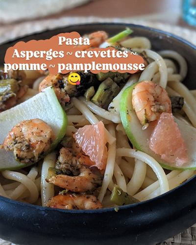 Pâtes aux asperges, crevettes, pomme et pamplemousse