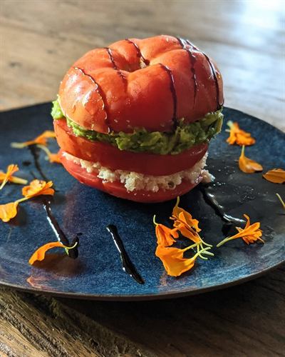 Tomate farcie version été : avocat et crabe
