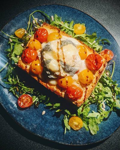 Bruschetta au pain de maïs, tomates cerises, crottin et roquette