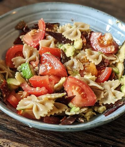 Salade complète farfalle, avocat et viande des Grisons
