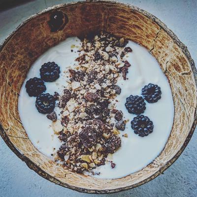 Bowl yaourt, mûres et granola maison cranberries-chocolat