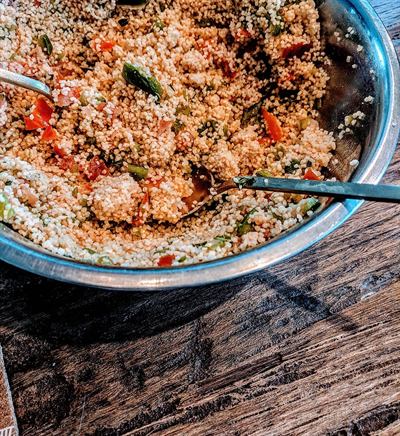 Taboulé frais semoule, poivrons, tomates et herbes