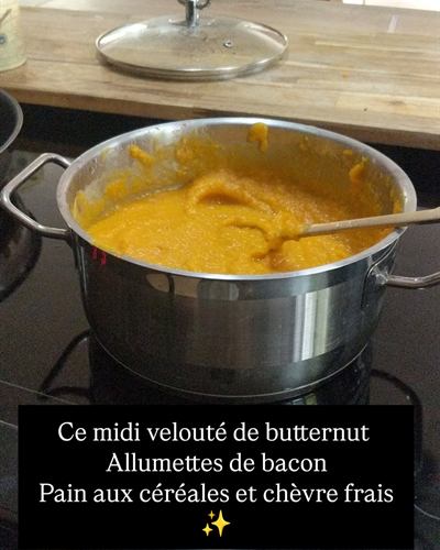 Velouté de butternut, allumettes de bacon et tartine au chèvre