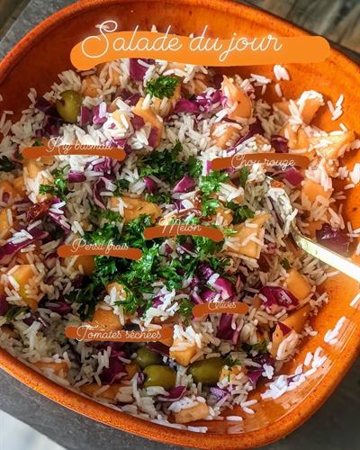 Salade de riz, melon, chou rouge et persil