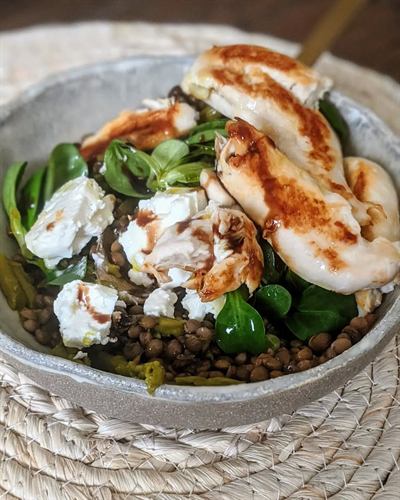 Salade de lentilles, poulet, asperges et feta