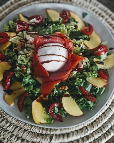 Rosace estivale saumon fumé, nectarine et mozzarella