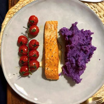 Saumon en cuisson lente, tomates cerises rôties et purée violette