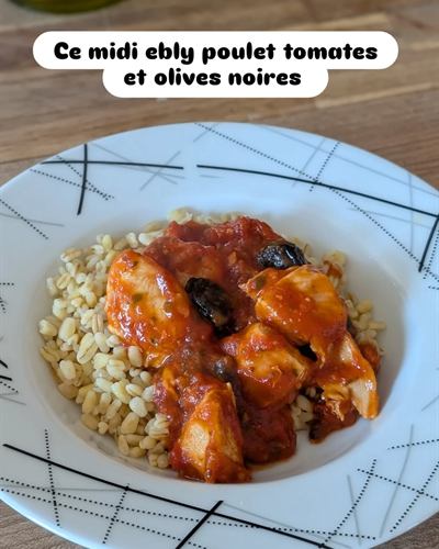 Ebly au poulet, tomates et olives noires