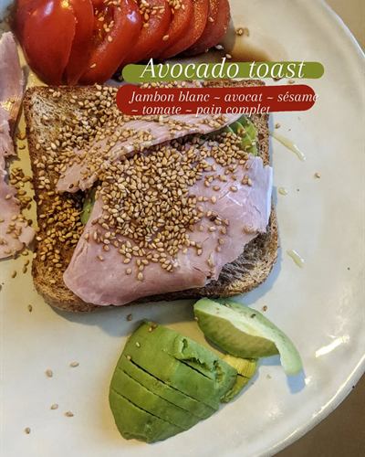 Avocado toast jambon blanc, tomate et sésame