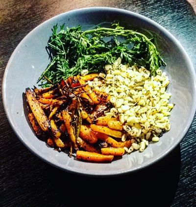 Carottes poêlées, blé et herbes aromatiques