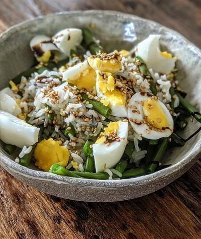 Salade de riz, haricots verts et œuf dur au sésame