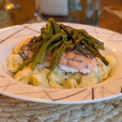 Pâtes à la crème légère, saumon mi-cuit et asperges dorées