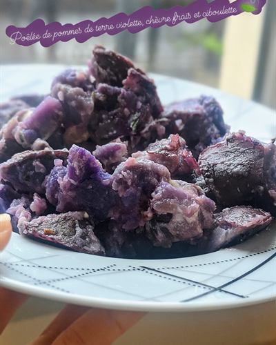 Poêlée de pommes de terre violettes, chèvre frais et ciboulette