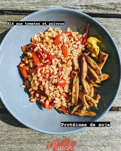 Blé aux tomates, poivron et protéines de soja