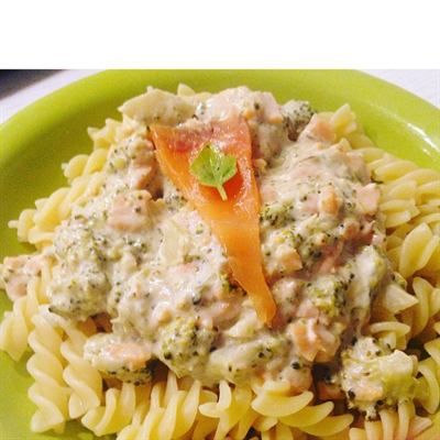 Fusilli sauce saumon fumé, brocoli et parmesan