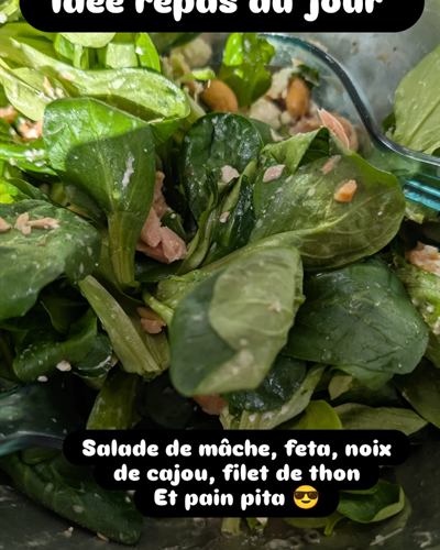 Salade de mâche, feta, thon et pain pita