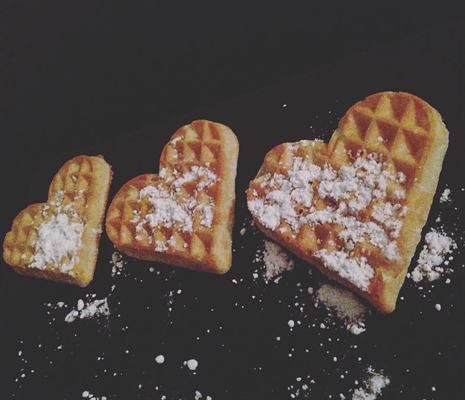 Gaufres en cœur, sucre glace et noix de coco